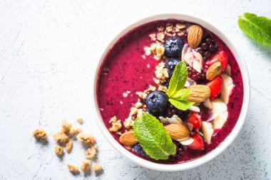 Taze meyveler, fındık ve gevrek Smoothie kaseden.