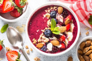 Taze meyveler, fındık ve gevrek Smoothie kaseden.