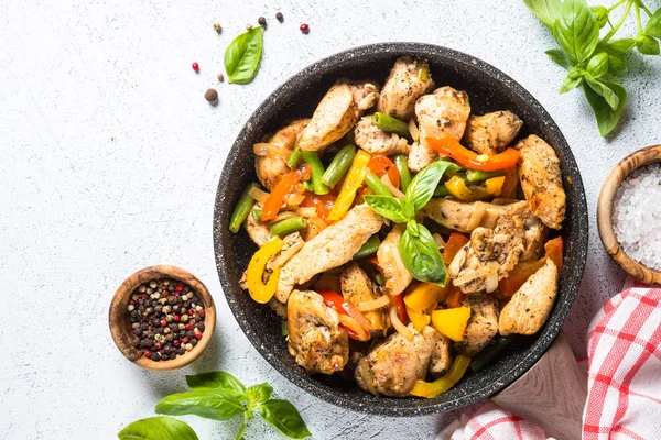 ile sebze kızarmış tavuk.