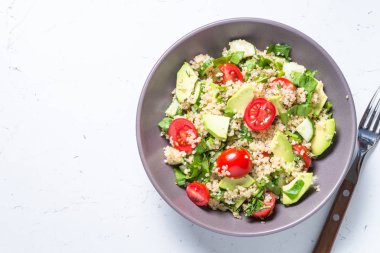Quinoa salata ıspanak, avokado ve domates ile üst görünümü.