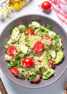 Quinoa salata ıspanak, avokado ve domates ile üst görünümü.