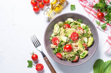 Quinoa salata ıspanak, avokado ve domates ile üst görünümü.