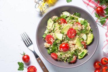 Quinoa salata ıspanak, avokado ve domates ile üst görünümü.