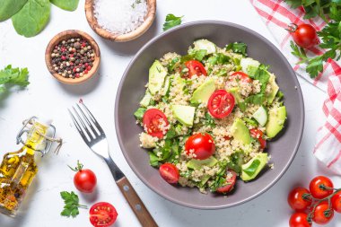 Quinoa salata ıspanak, avokado ve domates ile üst görünümü.