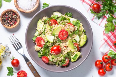 Quinoa salata ıspanak, avokado ve domates ile üst görünümü.