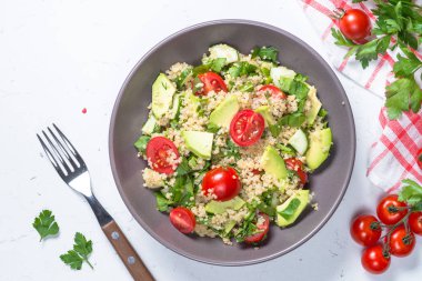 Quinoa salata ıspanak, avokado ve domates ile üst görünümü.
