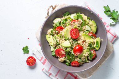 Quinoa salata ıspanak, avokado ve domates ile üst görünümü.
