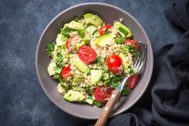 Quinoa salata ıspanak, avokado ve domates ile