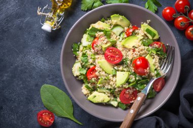 Quinoa salata ıspanak, avokado ve domates ile