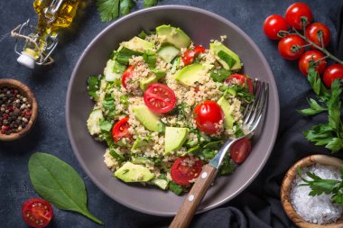 Quinoa salata ıspanak, avokado ve domates ile