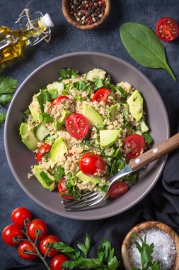 Quinoa salata ıspanak, avokado ve domates ile