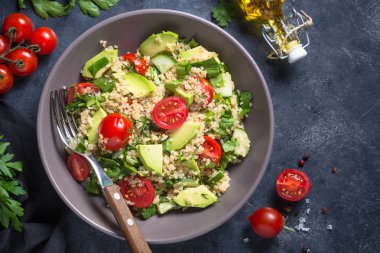 Quinoa salata ıspanak, avokado ve domates ile