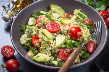 Quinoa salata ıspanak, avokado ve domates ile