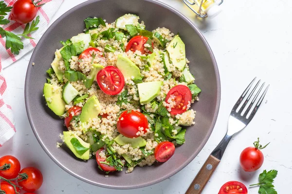 Quinoa-Salat mit Spinat, Avocado und Tomaten. — Stockfoto