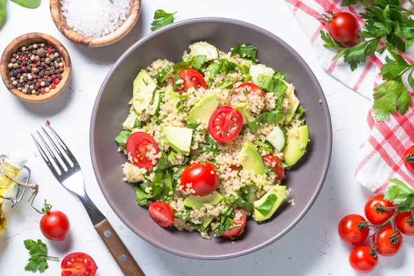 Ensalada de quinua con espinacas, aguacate y tomates vista superior . —  Fotos de Stock