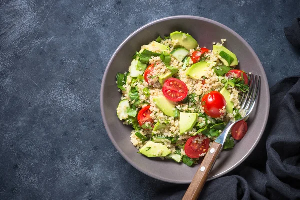 Salada de quinoa com espinafre, abacate e tomate — Fotografia de Stock