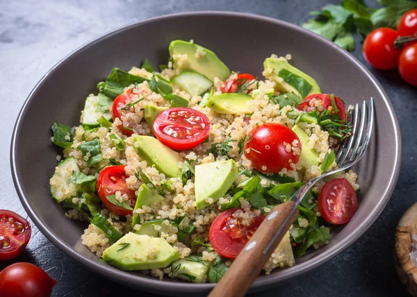 Salada de quinoa com espinafre, abacate e tomate — Fotografia de Stock