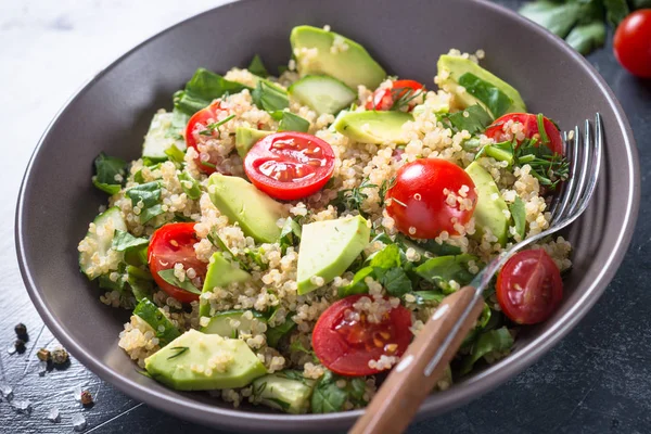 Quinoa salad with spinach, avocado and tomatoes — Stock Photo, Image