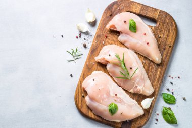 Çiğ tavuk fileto baharat ve otlar ile ana sayfa görünümü.