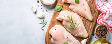 Çiğ tavuk fileto baharat ve otlar ile ana sayfa görünümü.