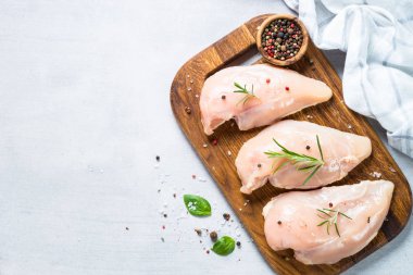 Çiğ tavuk fileto baharat ve otlar ile ana sayfa görünümü.