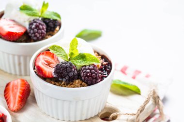 Berry mix, granola ve dondurma pasta parçalamak.