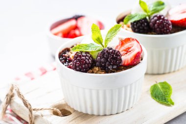 Berry mix, granola ve dondurma pasta parçalamak.