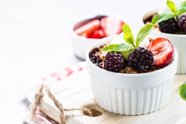 Berry mix, granola ve dondurma pasta parçalamak.