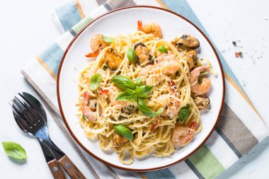 Makarna spagetti deniz ürünleri ve beyaz üzerine krema sos ile.