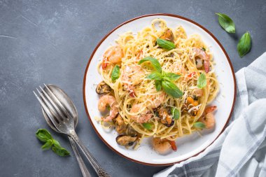 Makarna spagetti deniz ürünleri ve krema sos ile.