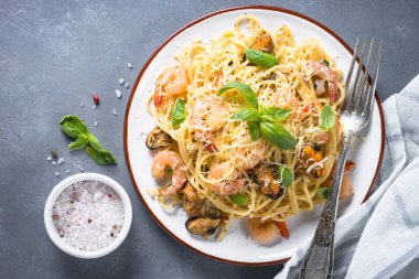 Makarna spagetti deniz ürünleri ve krema sos ile.