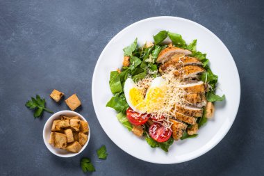 Sezar salatası tavuk göğsü ve domates.