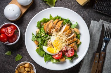 Sezar salatası tavuk göğsü ve domates.