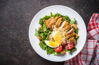 Sezar salatası tavuk göğsü ve domates.