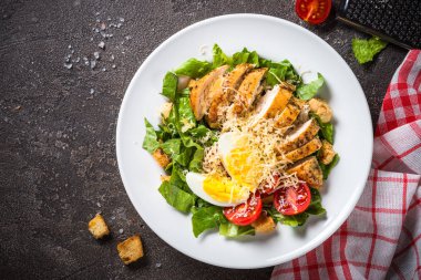 Sezar salatası tavuk göğsü ve domates.