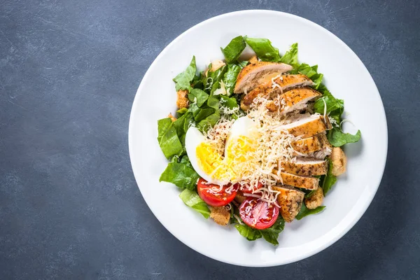 Insalata Cesare con petto di pollo e pomodori . — Foto Stock