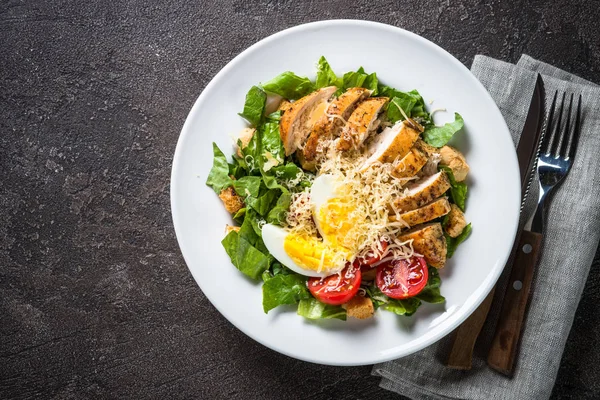 Insalata Cesare con petto di pollo e pomodori . — Foto Stock