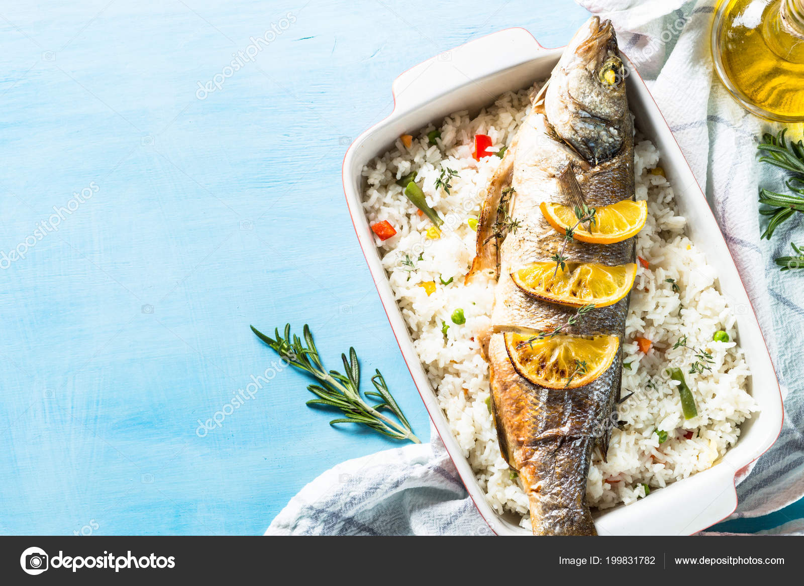 Pesce Branzino Al Forno Con Riso E Verdure Foto Stock Nadianb