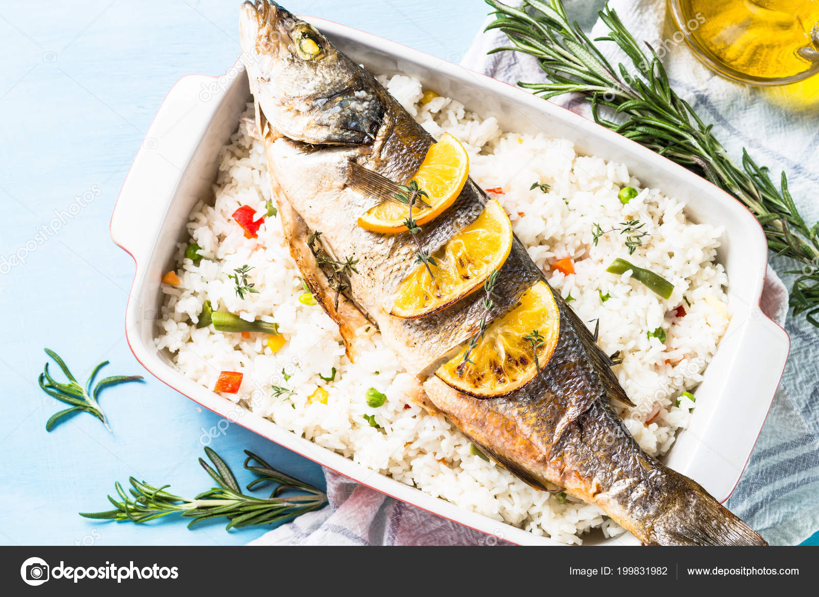 Pesce Branzino Al Forno Con Riso E Verdure Foto Stock Nadianb