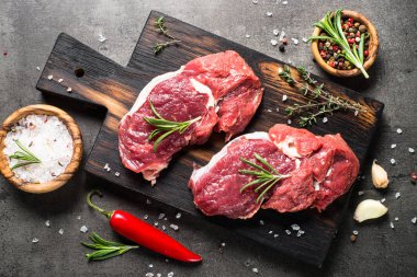 Ham sığır eti biftek otlar en iyi Manzaralı.