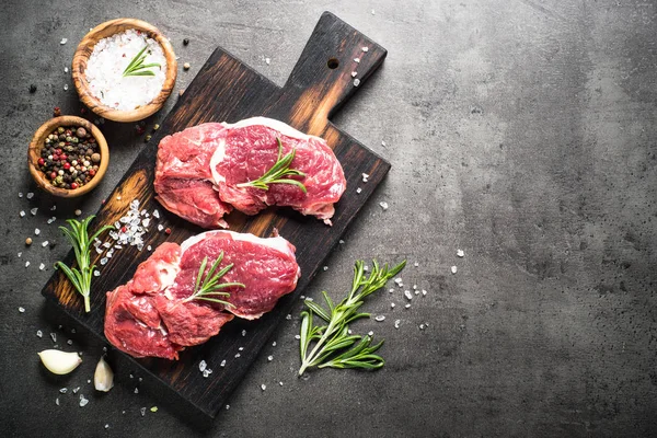 Filete de ternera crudo con vista superior de hierbas . —  Fotos de Stock