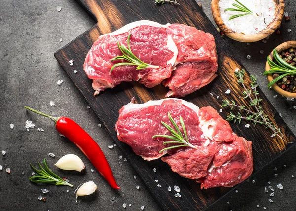 Gyógynövények felső kilátás nyers marha steak. — Stock Fotó