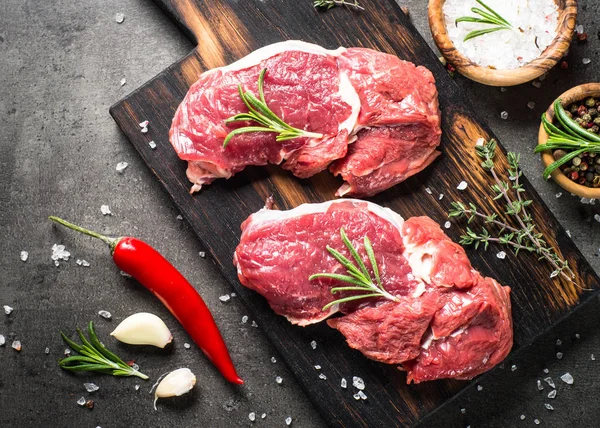 Raw beef steak with herbs top view. — Stock Photo, Image