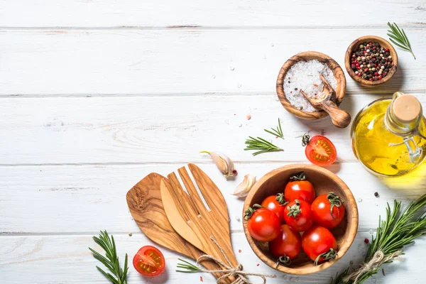 Fondo alimenticio sobre mesa de madera blanca . — Foto de Stock