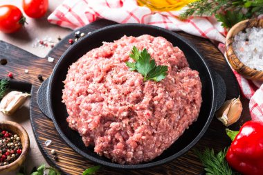 Siyah demir plaka kıyma. Yemek pişirmek için malzemelerle Üstten Görünüm.