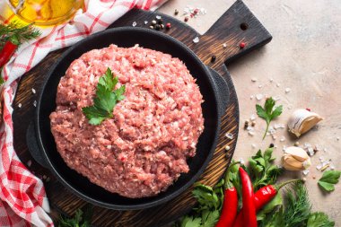 Siyah demir plaka kıyma. Yemek pişirmek için malzemelerle Üstten Görünüm.