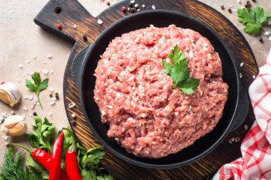 Siyah demir plaka kıyma. Kopya alanı ile üstten görünüm.