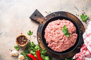 Kıyma ve malzemeler.