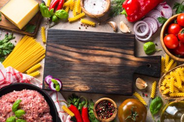 Kıyma, makarna ve sebzeler. 