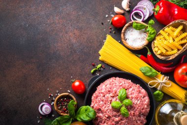Kıyma, makarna ve sebzeler. 